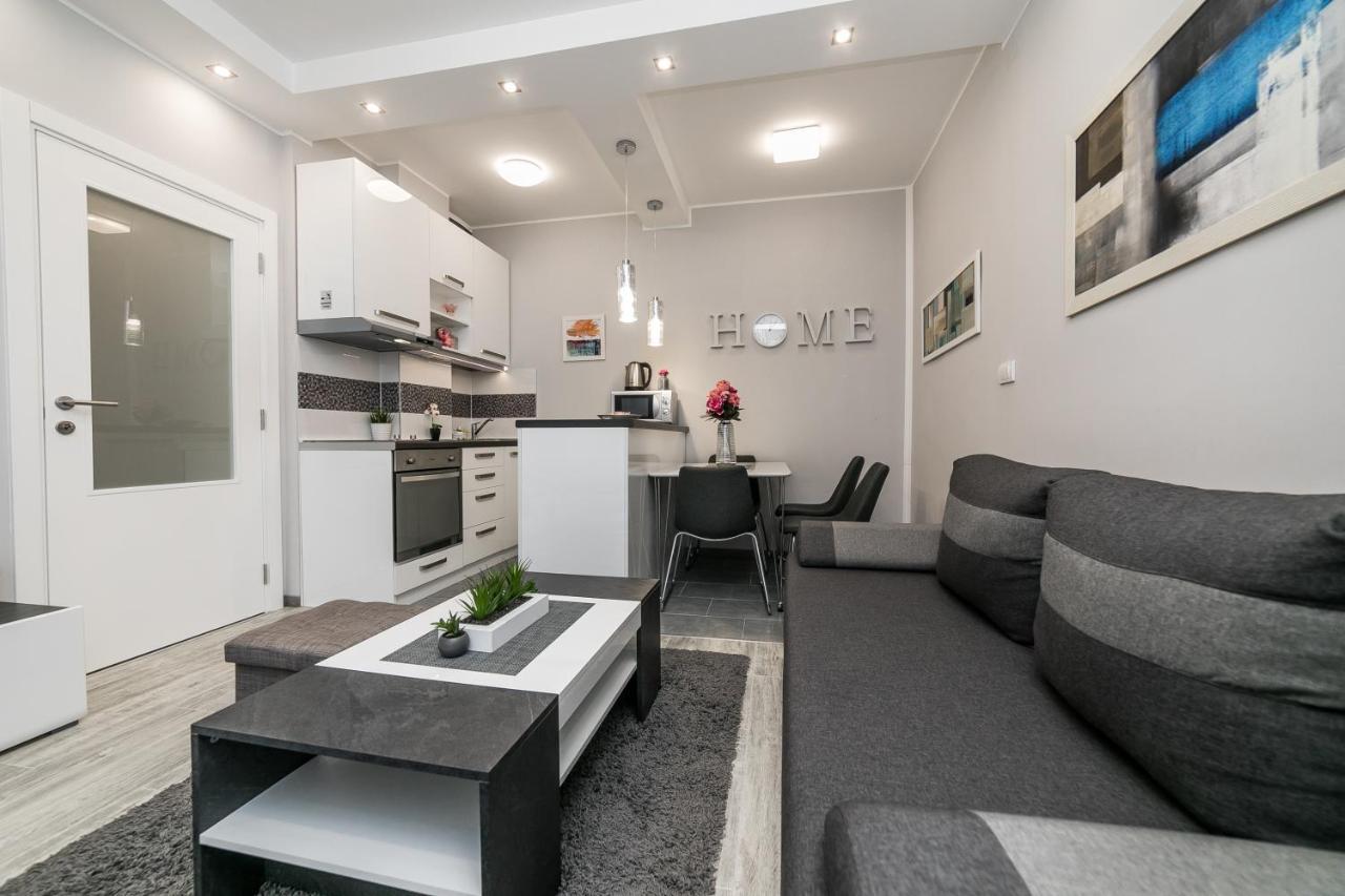 Gray Luxe Apartment *