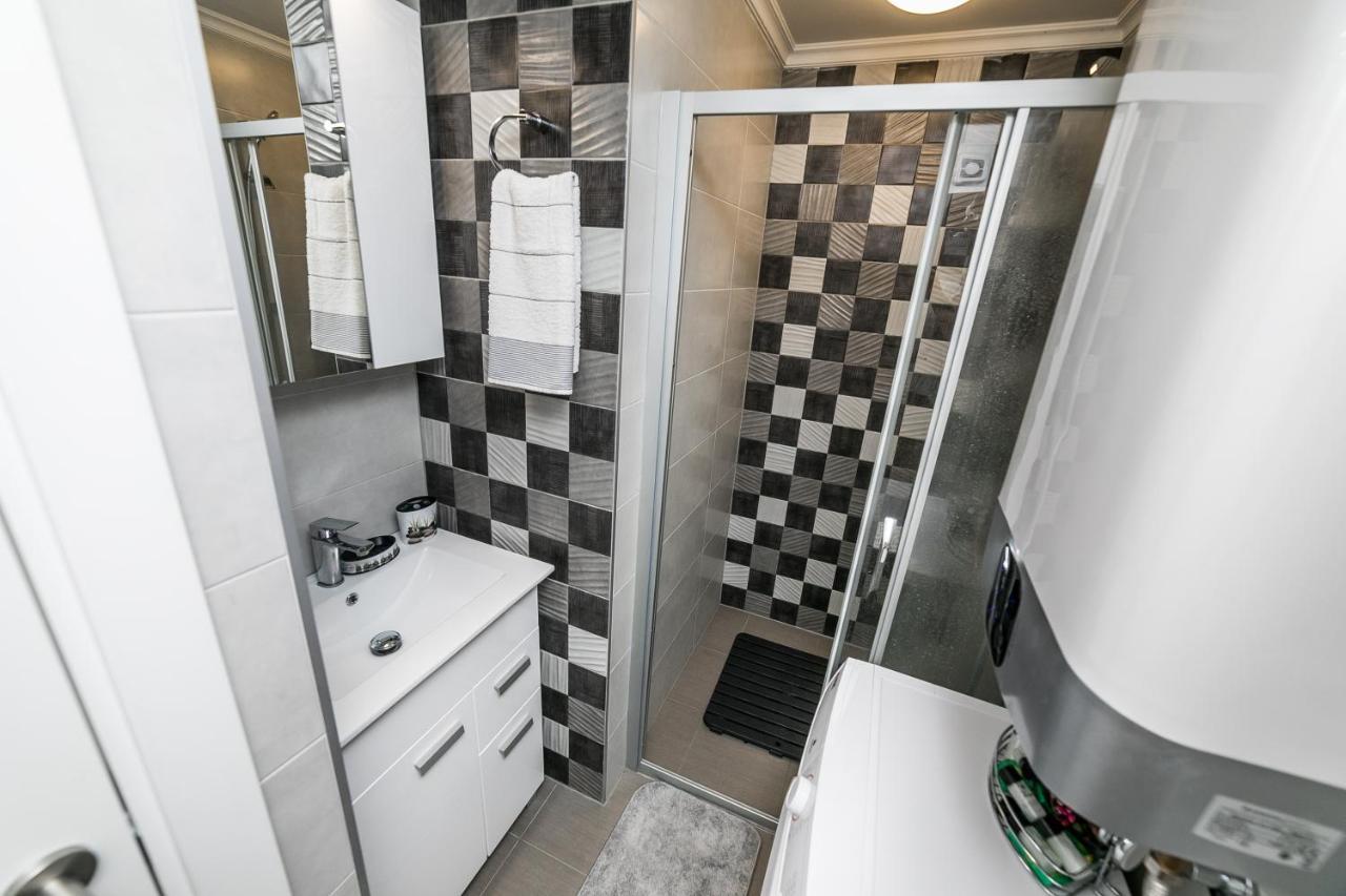Gray Luxe Apartment *
